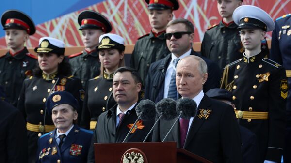 Президент РФ В. Путин и председатель правительства М. Мишустин на параде Победы в Москве - Sputnik Абхазия