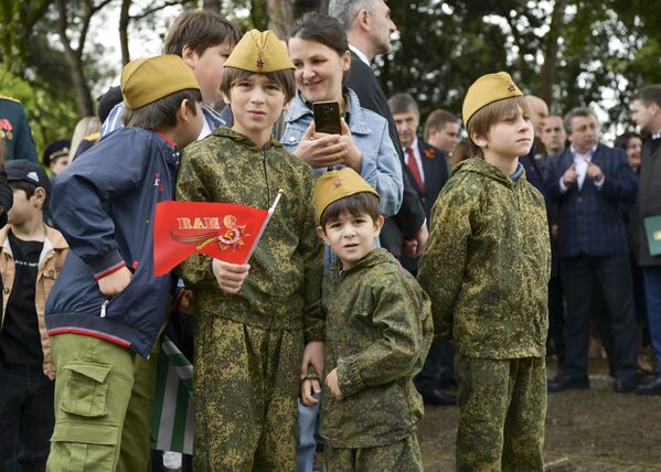 В военную форму были одеты не только взрослые, но и будущие защитники Отечества. - Sputnik Абхазия