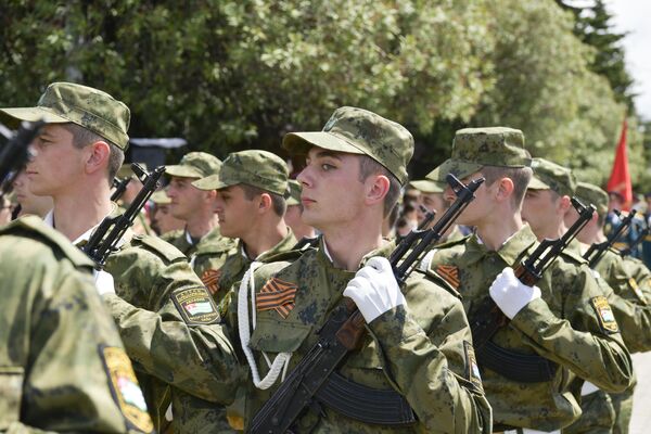 В торжественном марше участвовали военнослужащие Министерства обороны Абхазии. - Sputnik Абхазия