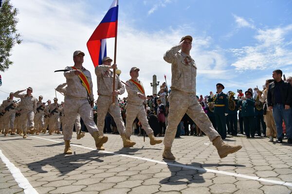 Военнослужащие 7-й объединенной военной базы Министерства обороны России маршируют по набережной столицы. - Sputnik Абхазия