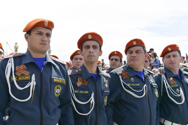 В торжественном марше приняло участие более 600 военнослужащих. - Sputnik Абхазия