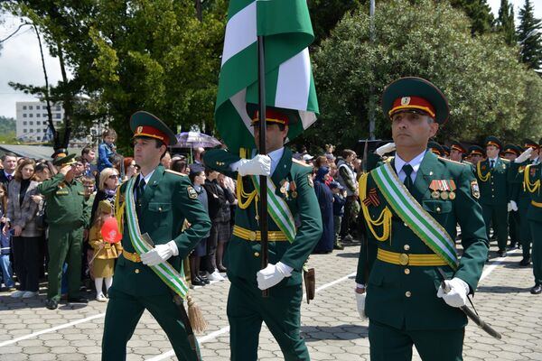 У памятника Неизвестному солдату на Набережной махаджиров прошел военный парад. - Sputnik Абхазия