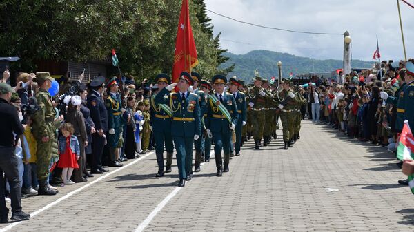 Военный парад, посвященный 78-й годовщине Победы в Великой Отечественной войне прошел в Сухуме - Sputnik Аҧсны