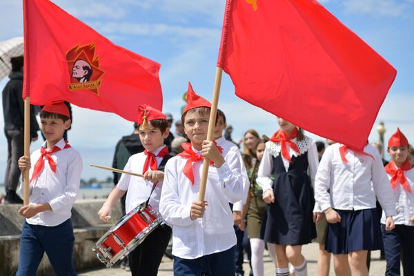 Торжественным маршем по набережной прошли и столичные школьники. - Sputnik Абхазия