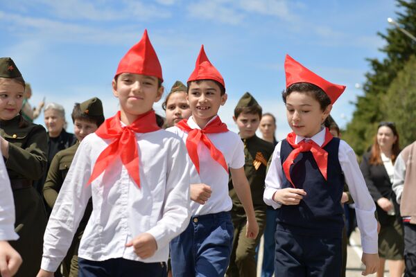Юные &quot;октябрята&quot;, как и все участники праздника, были в приподнятом настроении. - Sputnik Абхазия