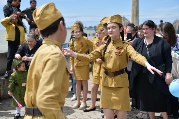 Участники праздника, одетые в военную форму, исполняли красивые танцы. - Sputnik Абхазия