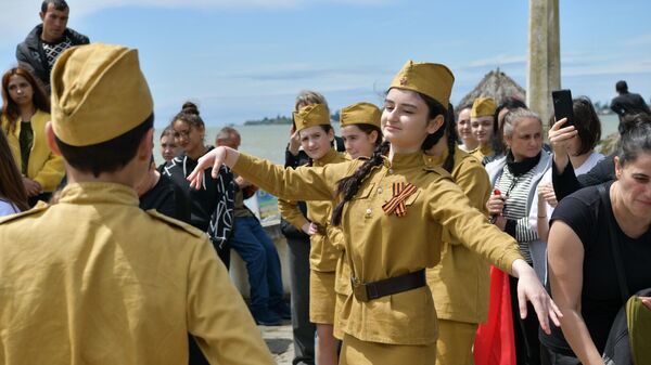 Возложение, Парад и Бессмертный полк: 9 Мая в Сухуме - Sputnik Абхазия