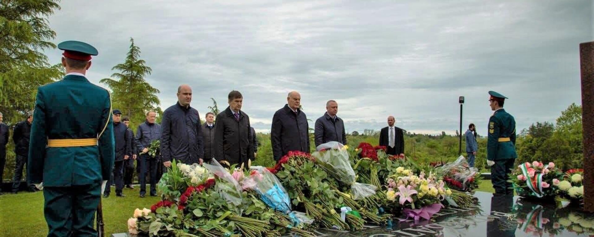 Президент Аслан Бжания возложил цветы к могиле Владислава Ардзинба - Sputnik Абхазия, 1920, 14.05.2023