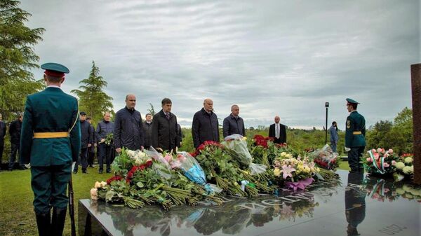 Президент Аслан Бжания возложил цветы к могиле Владислава Ардзинба - Sputnik Аҧсны