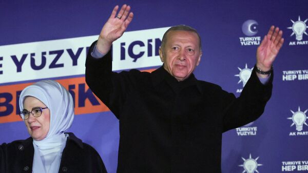 Президент Турции Тайип Эрдоган (справа) в сопровождении своей жены Эрмин Эрдоган - Sputnik Аҧсны