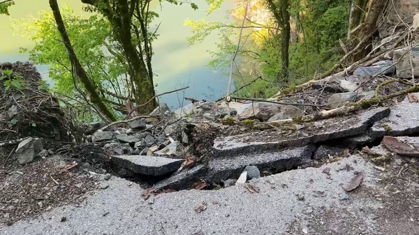 Пиротехники МЧС Абхазии подорвали часть скалы, нависавшей над дорогой в районе озера Рица - Sputnik Аҧсны