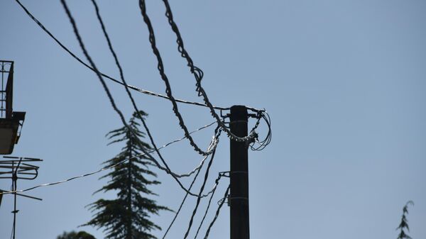 Линии электропроводов  в городе - Sputnik Абхазия