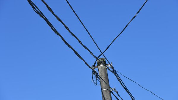 Линии электропроводов  в городе - Sputnik Абхазия