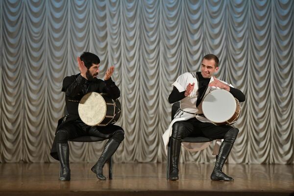 Участники ансамбля подготовили в качестве сюрприза номер с барабанами. - Sputnik Абхазия