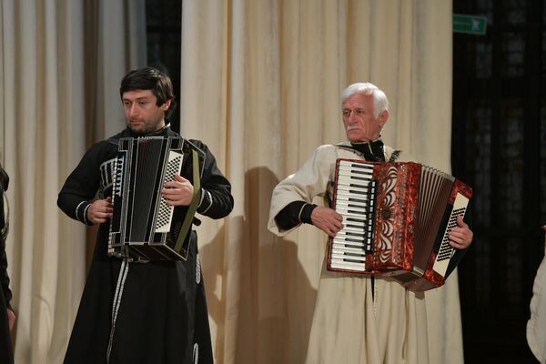 На отчетном концерте музыканты ансамбля исполнили абхазские народные песни. - Sputnik Абхазия