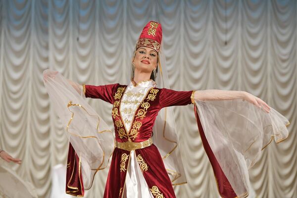 Яркие костюмы с переливом &quot;золота&quot; дополняли нежные образы танцовщиц. - Sputnik Абхазия
