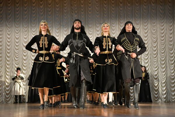 Отдельное внимание стоит      уделить стилю и вышивке на костюмах и платьях артистов. - Sputnik Абхазия