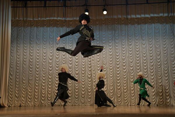 Танцоры виртуозно исполняли сложные трюки. - Sputnik Абхазия
