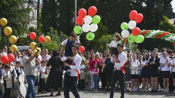 Последний звонок во второй средней школе  - Sputnik Абхазия