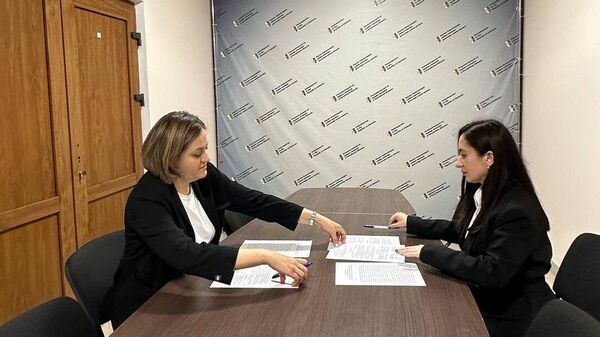 Омбудсмен Анас Кишмария и уполномоченный по правам ребенка Мактина Джинджолия подписали соглашение о сотрудничестве - Sputnik Абхазия