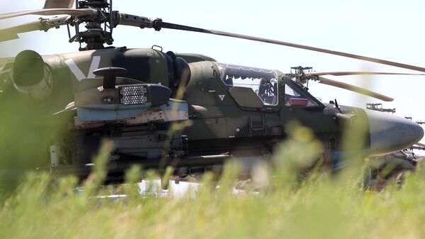 Работа экипажей ударных вертолетов Ка-52 по уничтожению опорных пунктов ВСУ - Sputnik Абхазия