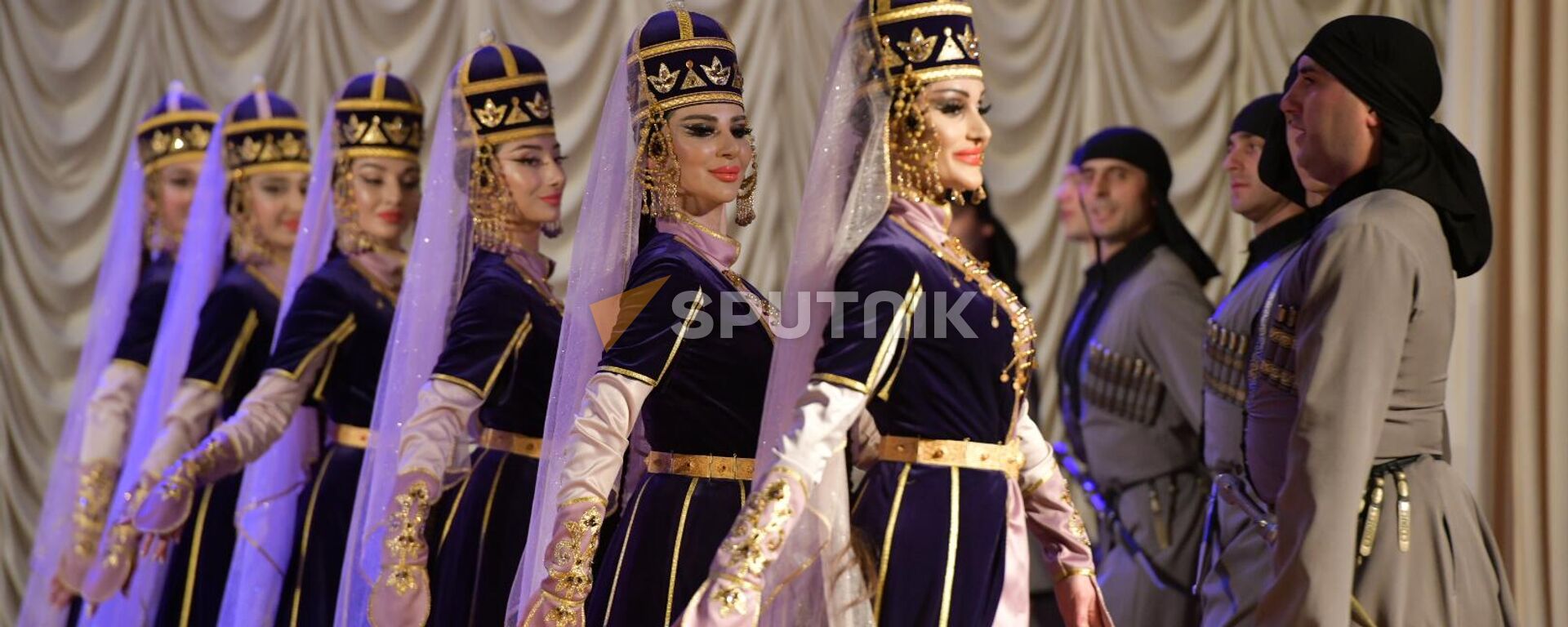 На сцене Абхазской государственной филармонии им. Раждена Гумба проходит концерт Государственного ансамбля Южной Осетии Симд имени Бориса Галаева - Sputnik Абхазия, 1920, 01.06.2023