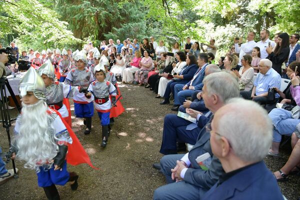 Международный день русского языка и день рождения  Александра Сергеевича Пушкина отметили в Сухуме - Sputnik Абхазия
