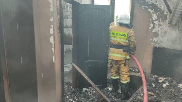 Пожарные МЧС потушили пожар в частном доме - Sputnik Абхазия