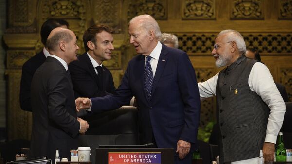 Канцлер Германии Олаф Шольц, президент Франции Эммануэль Макрон, президент США Джо Байден и премьер-министр Индии Нарендра Моди во время саммита G20 - Sputnik Абхазия