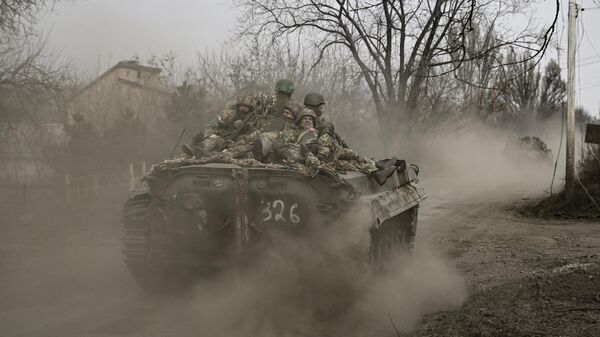 Украинские военнослужащие направляются в сторону Бахмута на боевой машине пехоты БМП на востоке Украины - Sputnik Абхазия