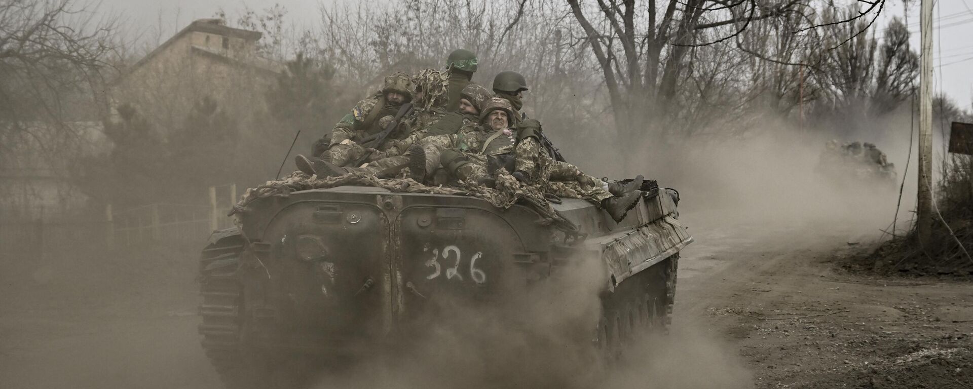 Украинские военнослужащие направляются в сторону Бахмута на боевой машине пехоты БМП на востоке Украины - Sputnik Абхазия, 1920, 13.06.2023