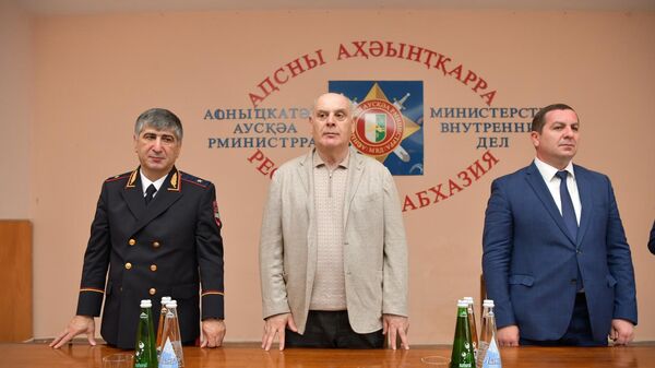 Президент Абхазии Аслан Бжания представил коллективу нового министра внутренних дел Роберта Киут - Sputnik Аҧсны
