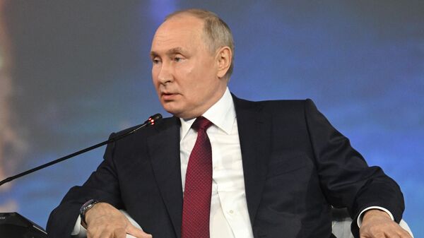 ПМЭФ-2023. Президент РФ В. Путин на пленарном заседании - Sputnik Абхазия