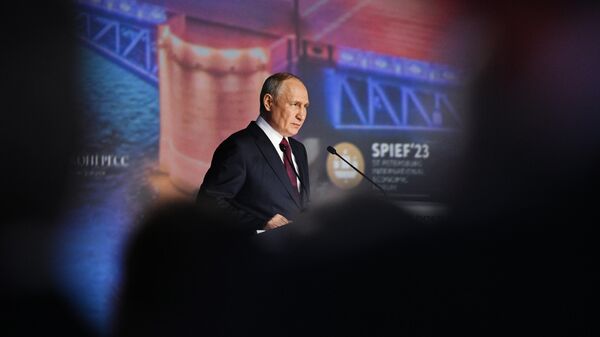 ПМЭФ-2023. Президент РФ В. Путин на пленарном заседании - Sputnik Аҧсны