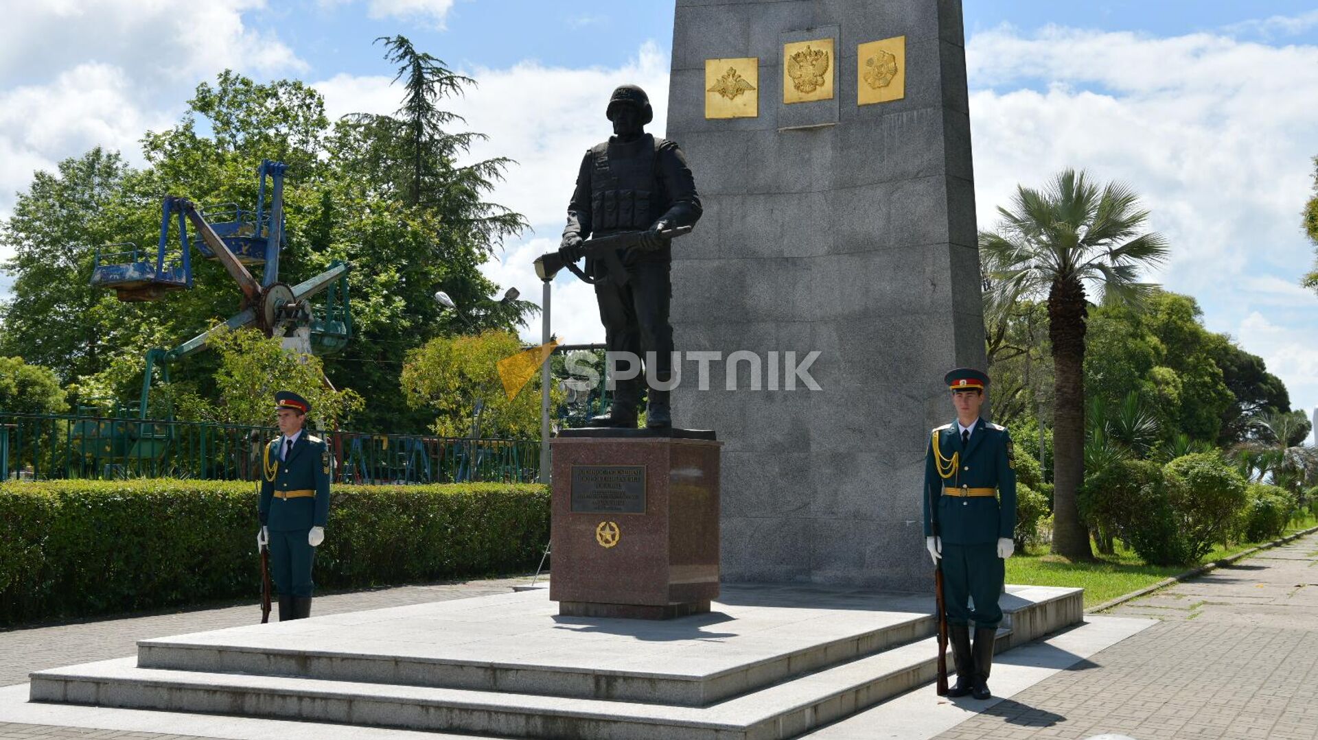 Возложение цветов к мемориалу российскому миротворцу состоялось в Сухуме - Sputnik Аҧсны, 1920, 21.06.2025