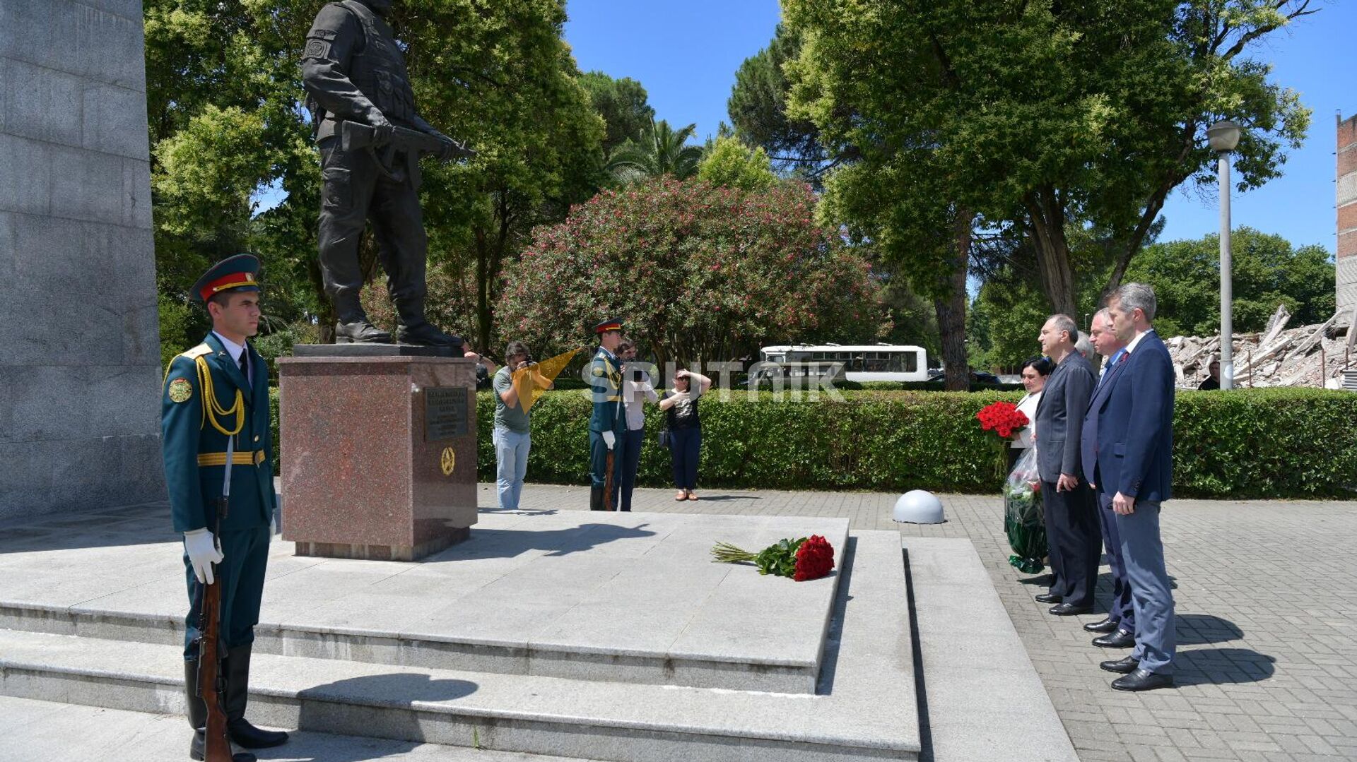 Возложение цветов к мемориалу российскому миротворцу состоялось в Сухуме - Sputnik Аҧсны, 1920, 21.06.2023