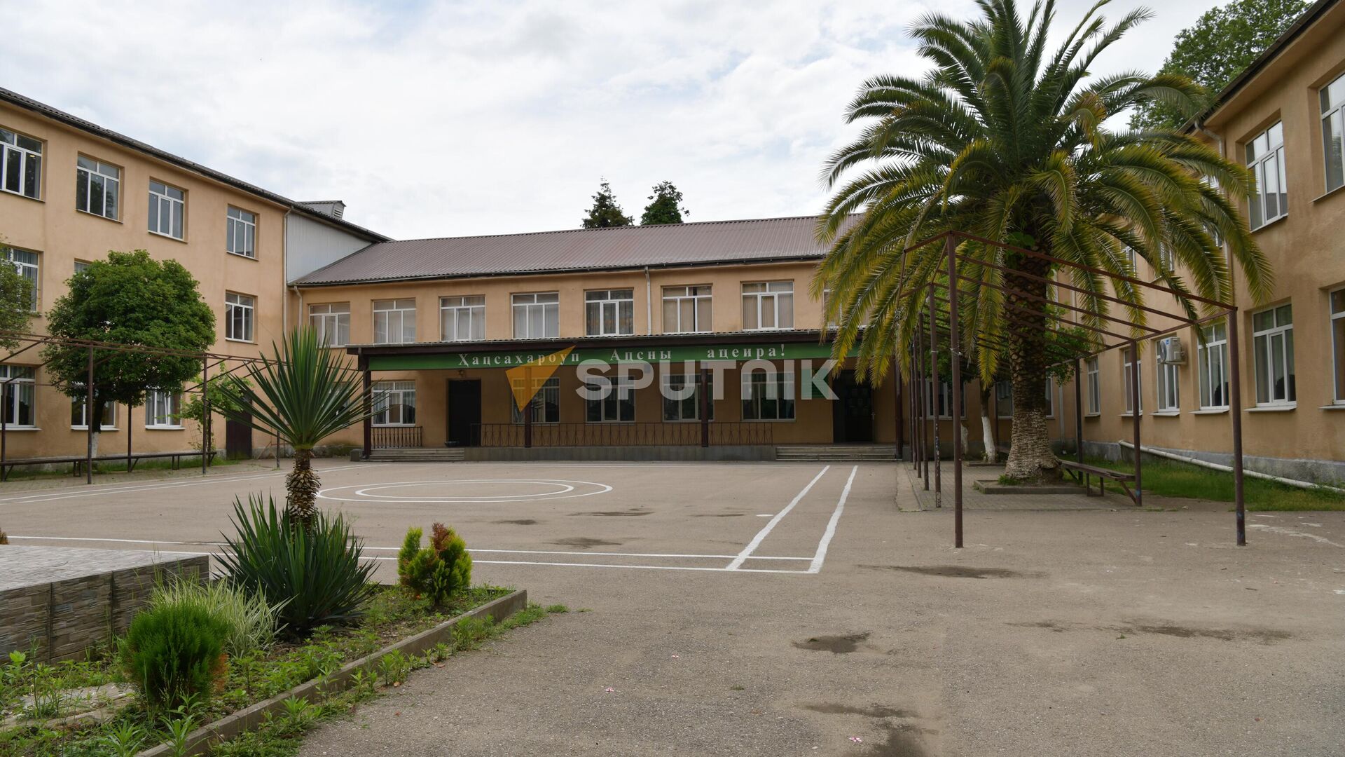 Строительство спортзала в бзыпской школе №1 - Sputnik Абхазия, 1920, 23.06.2023