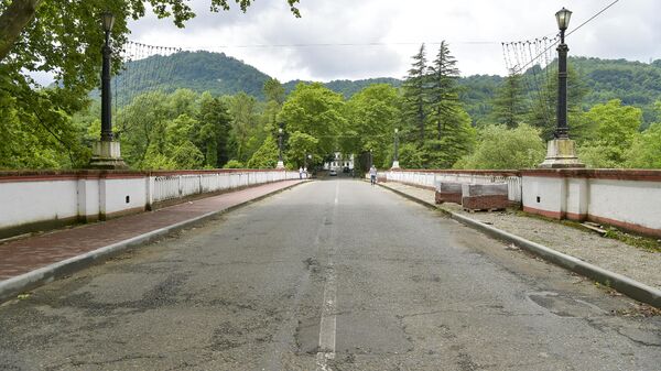 Укладка плитки на мосту через реки Аалдзга, в Ткуарчале  - Sputnik Абхазия