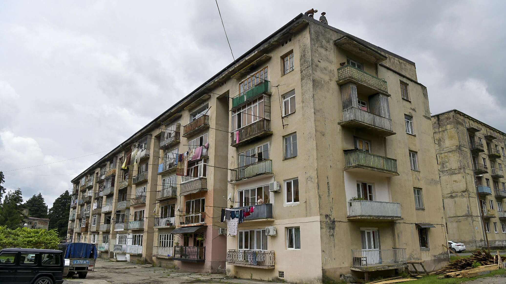 Погода в ткуарчале на 10 дней. Многоэтажный дом. Дом пятиэтажка. В доме и на улице. Ткуарчальский район.