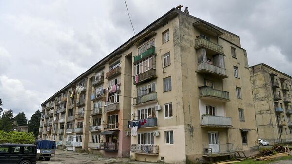 Замена кровли многоквартирного дома в Ткуарчале  - Sputnik Абхазия
