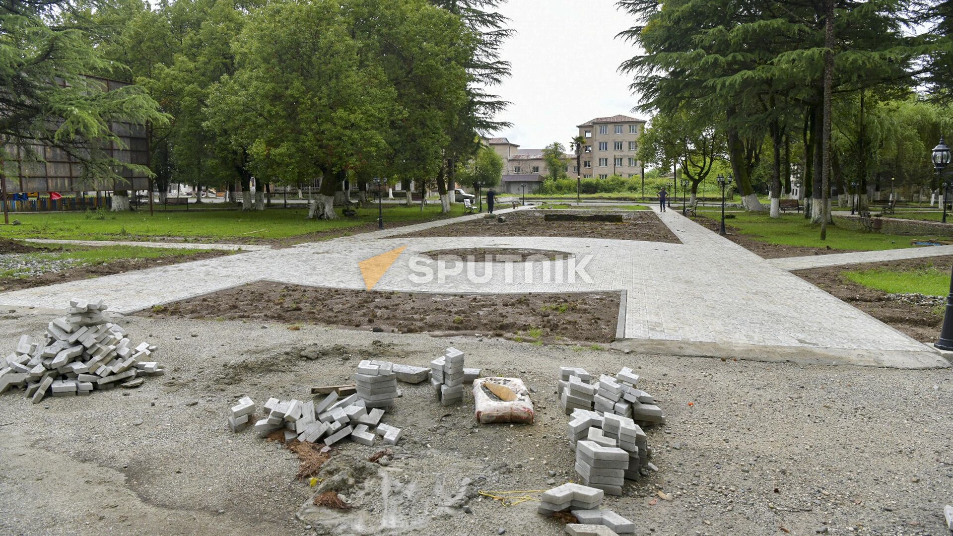 Укладка плитки в центральном парке города Гал - Sputnik Абхазия, 1920, 27.06.2023