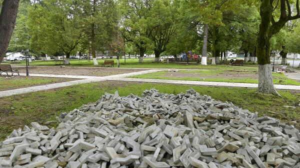Укладка плитки в центральном парке города Гал - Sputnik Аҧсны