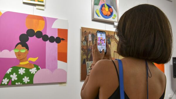 Выставка современного искусства Упала в краску художницы Марии Пилия открылась в ЦВЗ - Sputnik Абхазия