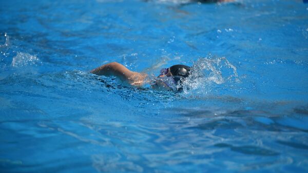 Дети плавают в сухумском бассейне   - Sputnik Аҧсны