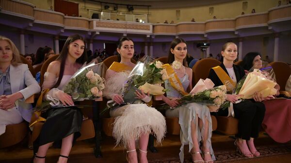 Выпускникам абхазских школ вручили золотые и серебряные медали - Sputnik Абхазия