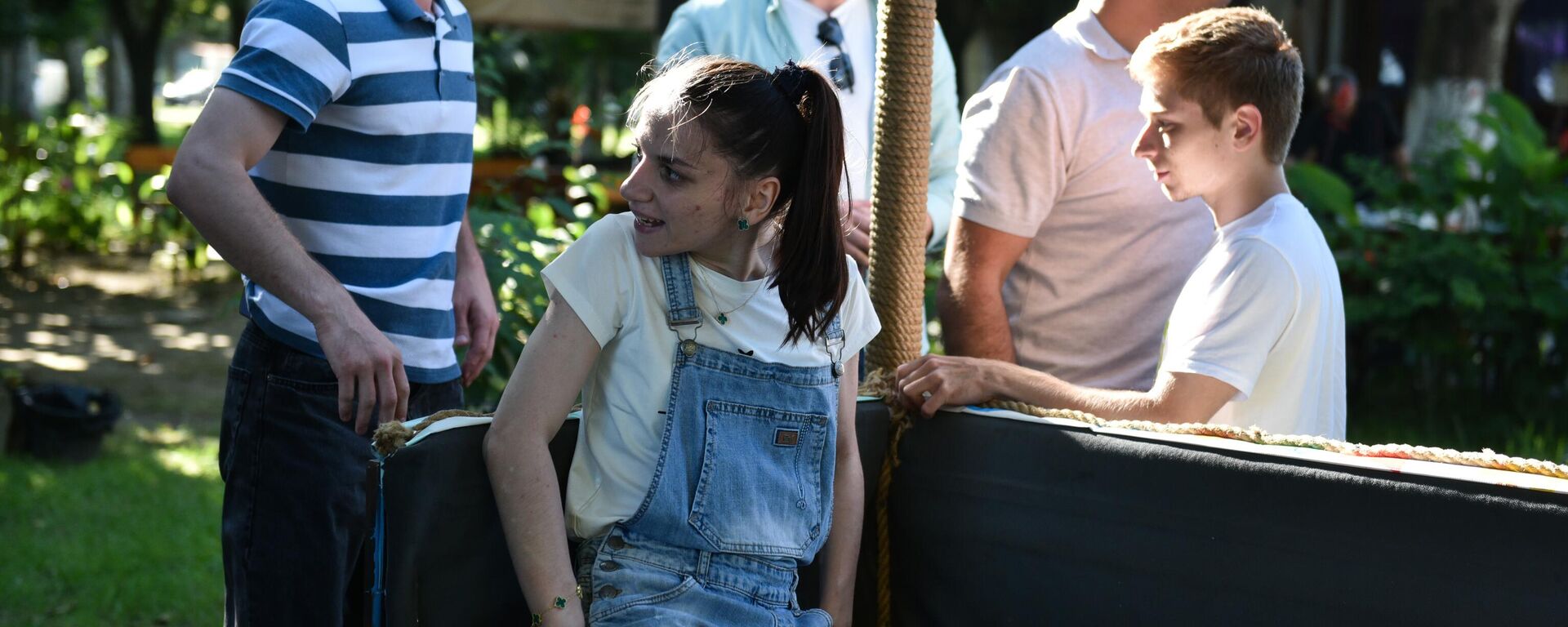 Анри Цкуа проводит экскурсию по набережной Сухума для людей с ОВЗ - Sputnik Абхазия, 1920, 08.10.2025