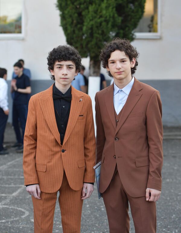 Молодые люди в костюмах выглядят не только солидно, но и стильно. - Sputnik Абхазия