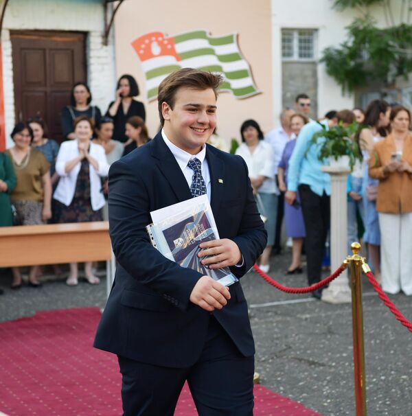 По традиции перед торжественным вечером ребятам вручали аттестаты об окончании школы. - Sputnik Абхазия