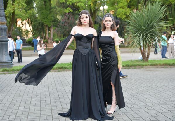 В эти дни салоны красоты были забиты еще вчерашними школьницами. - Sputnik Абхазия