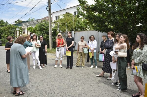 Литературная экскурсия по местам Фазиля Искандера прошла в Сухуме  - Sputnik Абхазия
